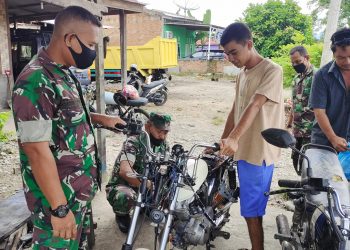 Babinsa saat komsos ke bengkel milik warga binaan, Sabtu (4/6).
