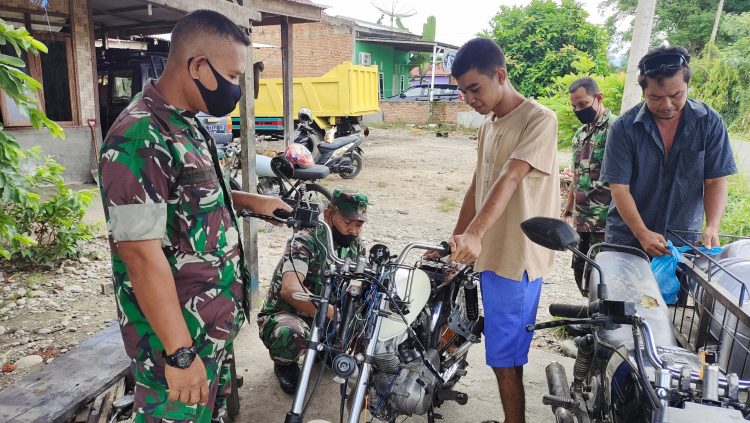 Babinsa saat komsos ke bengkel milik warga binaan, Sabtu (4/6).