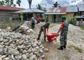 Babinsa bersama warga saat bergotongroyong, Sabtu (4/6).
