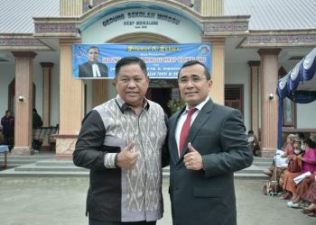 Ompu i Ephorus HKBP, Pdt. Dr. Robinson Butarbutar bersama Bupati Dairi, Eddy Berutu saat meresmikan gedung sekolah minggu HKBP Sidikalang, Minggu (5/6).