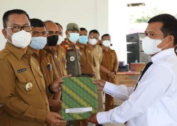 Bupati Toba, Ir. Poltak Sitorus saat menyerahkan SK 
Guru P3K setelah penandatanganan kontrak kerja, Senin (6/6).