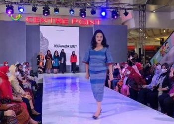 Ketua Dekranasda Kabupaten Toba, Rita Marlina Sitinjak sat tampil Sumut Fashion Week 2022, Selasa (7/6).