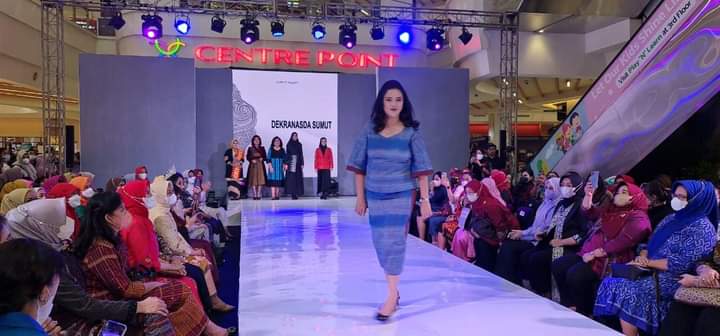 Ketua Dekranasda Kabupaten Toba, Rita Marlina Sitinjak sat tampil Sumut Fashion Week 2022, Selasa (7/6).