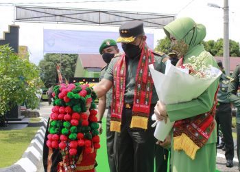 Pangdam Iskandar Muda, Mayjen TNI Mohamad Hasan didampingi Ketua Persit KCK Daerah Iskandar Muda, Ny. Ririx Hasan saat kunker di Kodim 0108/ Agara, Rabu (8/6).