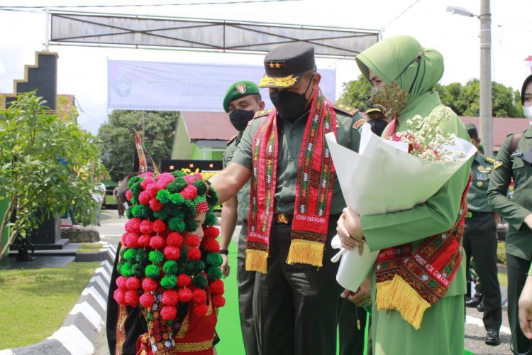 Pangdam Iskandar Muda, Mayjen TNI Mohamad Hasan didampingi Ketua Persit KCK Daerah Iskandar Muda, Ny. Ririx Hasan saat kunker di Kodim 0108/ Agara, Rabu (8/6).