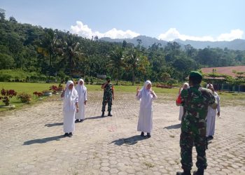 Babinsa Posramil Ketambe saat bina murid SMAN 1 Ketambe disiplin melalui latihan PBB, Kamis (9/6).