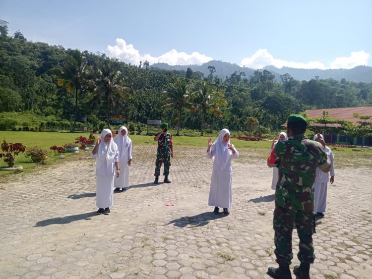 Babinsa Posramil Ketambe saat bina murid SMAN 1 Ketambe disiplin melalui latihan PBB, Kamis (9/6).