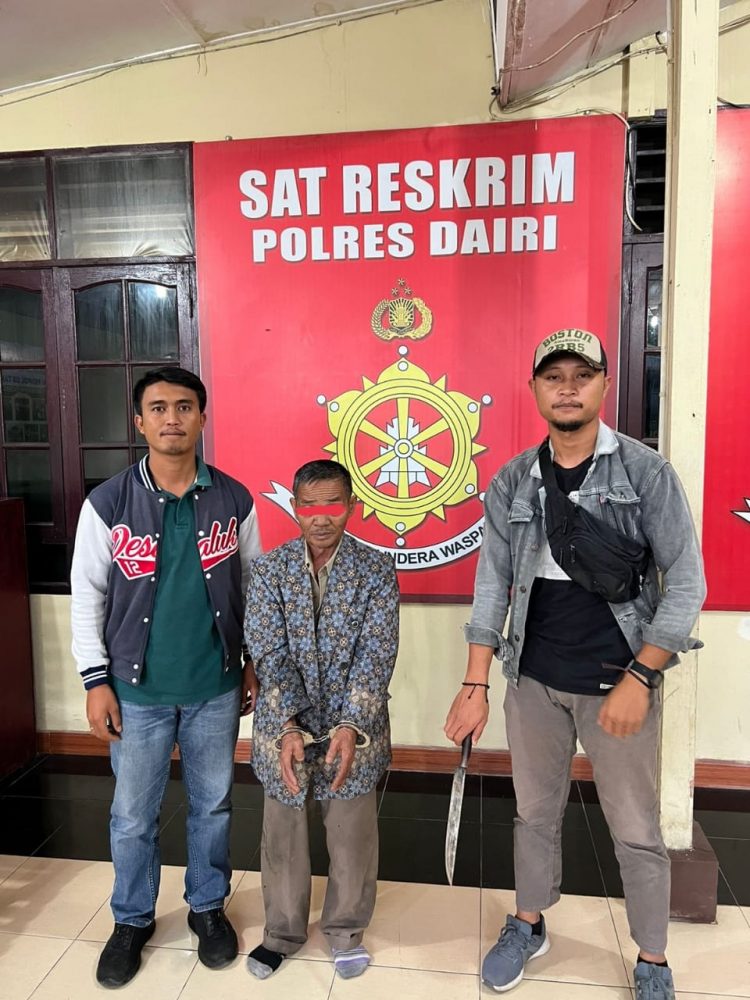 Tersangka MP saat diamankan Polisi Di Mapolres Dairi, Kamis (9/6)