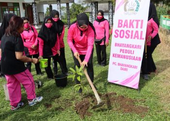 Polres Dairi, Bhayangkari dan masyarakat saat bakti sosial dan tanam pohon sambut HUT Bhayangkara Polri ke- 76, Kamis (9/6).