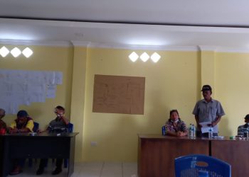 Oknum Sekdes Sihailhail, Tobar Siahaan pelaku pembakar pohon aren saat didamaikan dengan Pesta Sianipar oleh Kades, Babinsa, Polsek dan Tokoh masyarakat, Kamis (9/6).