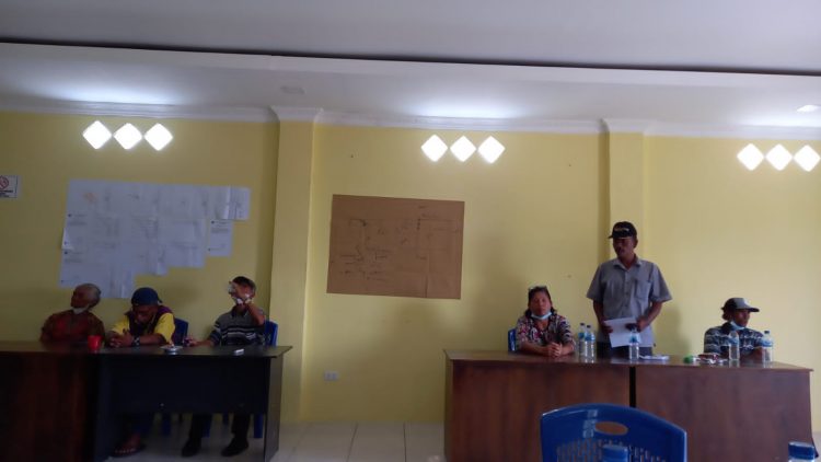 Oknum Sekdes Sihailhail, Tobar Siahaan pelaku pembakar pohon aren saat didamaikan dengan Pesta Sianipar oleh Kades, Babinsa, Polsek dan Tokoh masyarakat, Kamis (9/6).