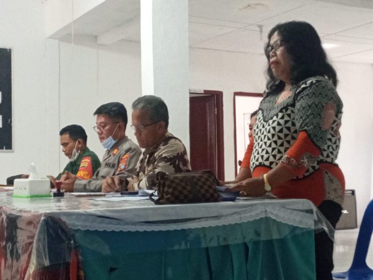 Mediasi lahan Sekolah SD 173655 Lumban Rang di Kantor Camat Lumbanjulu - Toba, Kamis (9/6).