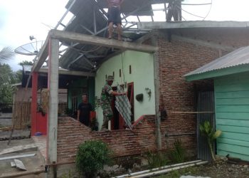 Anggota Kodim 0108/ Agara saat membantu perbaikan rumah warga yang rusak akibat diterjang puting beliung, Kamis (9/6).