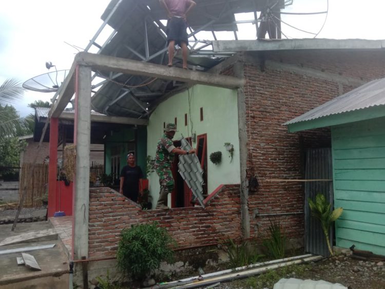 Anggota Kodim 0108/ Agara saat membantu perbaikan rumah warga yang rusak akibat diterjang puting beliung, Kamis (9/6).