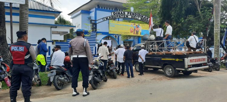 Personil Polresta Deliserdang saat mengkawal aksi dome didepan Kejari dan Dinas Pendisikan Deliserdang, Kamis (9/6).
