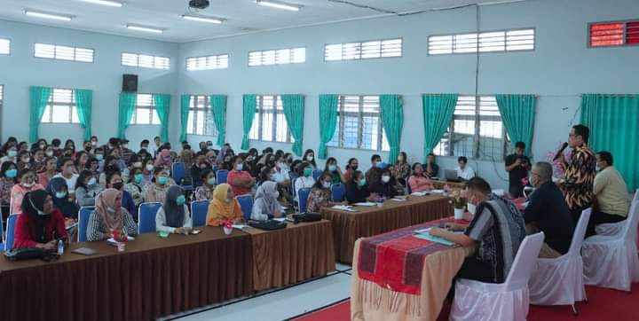 Peserta 100 orang pengusaha Dairi saat mengikuti pelatiham DEA gelombang terakhir, Jumat (10/6).