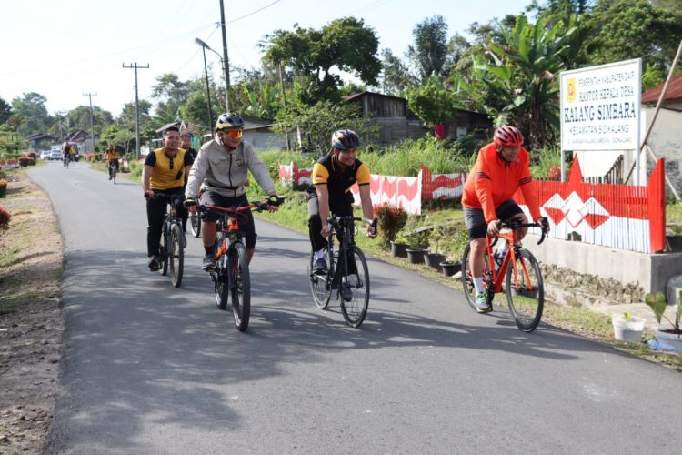 Kapolres Dairi, AKBP. Wahyudi Rahman SH. SIK. MM bersama dengan PJU dan Personil Polres Dairi saat kegiatan gowes bersepeda santai, Sabtu (11/6).