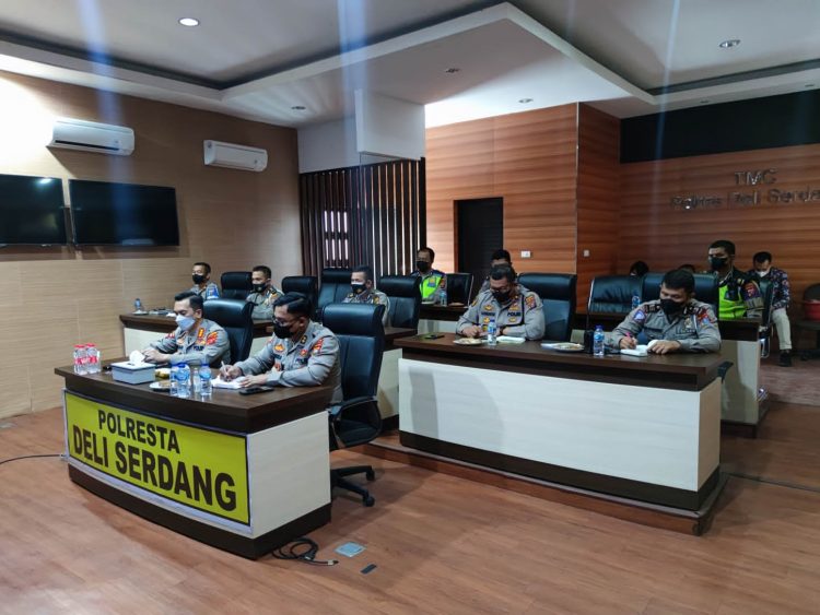 Kapolresta Deliserdang, Kombes. Pol. Irsan Sinuhaji didampingi Wakapolresra, AKBP Agus Sugiarso bersama PJU Polresta Deliserdang saat mengikuti Lat Pra Ops, Jumat (10/6).
