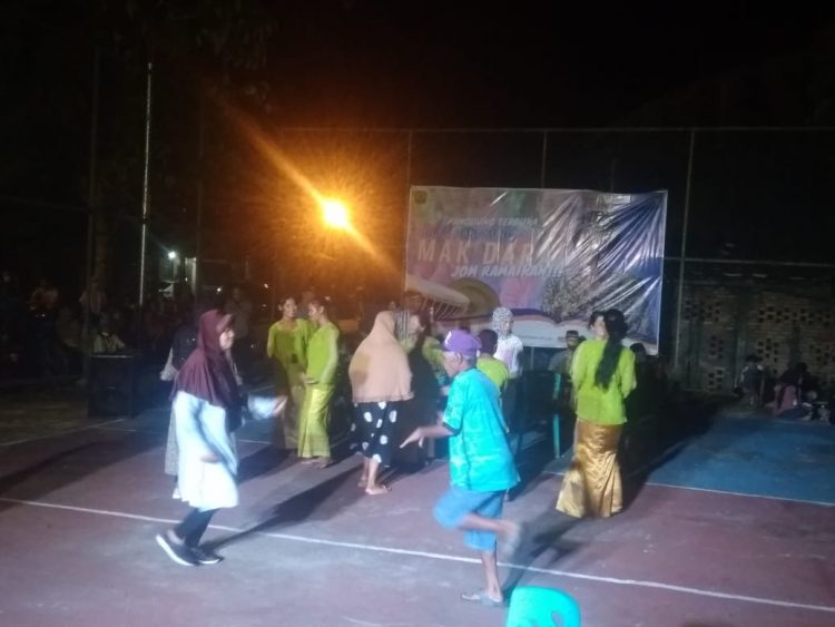 Penari joged dangkong saat hibur warga Tanjung Unggat, Sabtu (11/6).