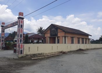 Rumah warga disewa pihak Perum Jasa Tirta I sebagai Mess, namun dibelakan Mess adanya tambang pasir Illegal dengan menggunakan peralatan Perum Jasa Tirta I, Minggu (13/6).