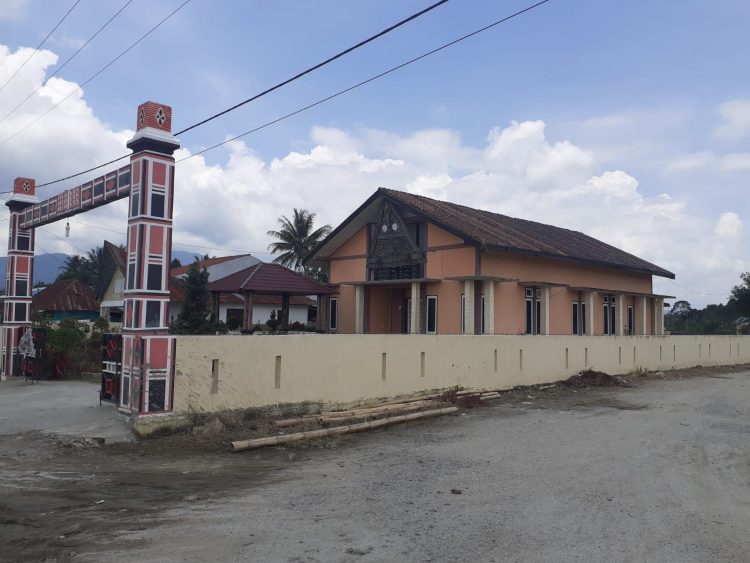 Rumah warga disewa pihak Perum Jasa Tirta I sebagai Mess, namun dibelakan Mess adanya tambang pasir Illegal dengan menggunakan peralatan Perum Jasa Tirta I, Minggu (13/6).