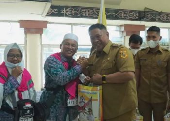 Bupati Eddy Berutu saat berangkatkan 17 Calhaj Asal Kabupaten Dairi, Senin (13/6).