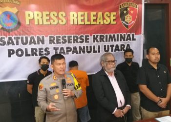 Kapolres Taput, AKBP. Ronal FC bersama Arist Merdeka Sirait saat konferensi pers, Rabu (15/6).