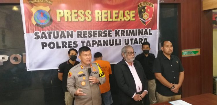 Kapolres Taput, AKBP. Ronal FC bersama Arist Merdeka Sirait saat konferensi pers, Rabu (15/6).