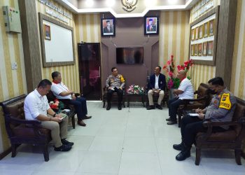 Kapolresta Deliserdang, Kombes. Pol. Irsan Sinuhaji SIK. MH didampingi Wakapolresta Deliserdang, AKBP. Agus Sugiyarso SIK dan Kasat Intelkam AKP Syahrial Effendi SH. MAP saat menerima audiensi Ketua KONI Kabupaten Deliserdang, Khairullah Siregar S.PdI berserta pengurus lainya, Rabu (15/6).