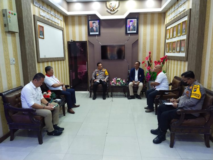Kapolresta Deliserdang, Kombes. Pol. Irsan Sinuhaji SIK. MH didampingi Wakapolresta Deliserdang, AKBP. Agus Sugiyarso SIK dan Kasat Intelkam AKP Syahrial Effendi SH. MAP saat menerima audiensi Ketua KONI Kabupaten Deliserdang, Khairullah Siregar S.PdI berserta pengurus lainya, Rabu (15/6).