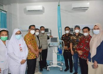 Bupati Dairi, Eddy Berutu didampingi Ketua TP PKK Dairi, Setda Dairi, Kadis Kesehatan Dairi, Kadis Kominfo Dairi saat kembali meresmikan ICU RSUD Sidikalang, Kamis (16/6)