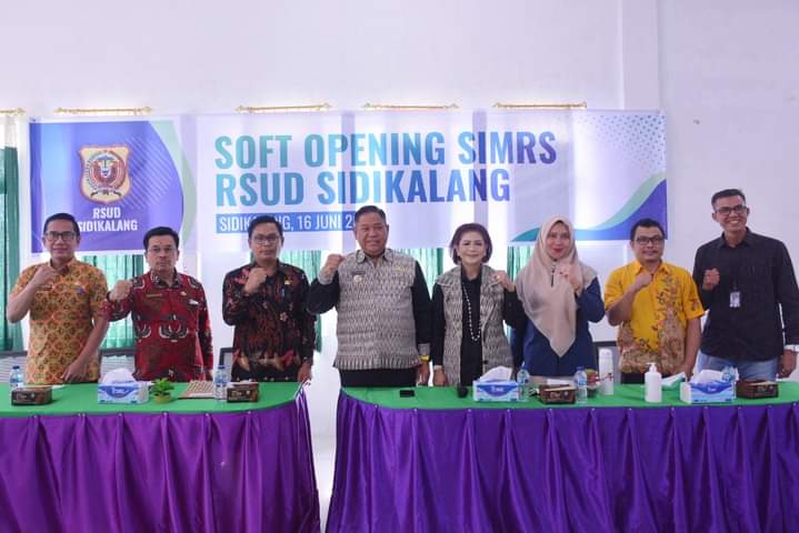 Bupati Eddy Berutu didampingi Ketua TP PKK Dairi Romy Mariani, Setda Dairi, Kadiskes, Kepala RSUD Sidikalangn dan Kadis Kominfo Dairi saat soft opening SMARS, Kamis (16/6).