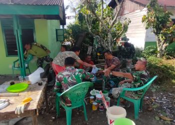 Satgas RTLH Kodim 0206/ Dairi bersama warga saat ngaso dan bercengkeramah dibawah pohon coklat, Kamis (16/6).