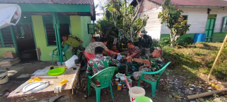 Satgas RTLH Kodim 0206/ Dairi bersama warga saat ngaso dan bercengkeramah dibawah pohon coklat, Kamis (16/6).