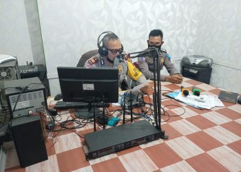 Satlantas Polres Dairi saat talk show di Radio Publik dalam rangka himbauan operasi patuh toba- 2022, Jumat (17/6).