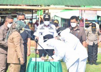 Bupati Bogor, Ade Yasin didampingi Wakilnya, Iwan Setiawan lantik dua Kepala Desa, Rabu (15/6).