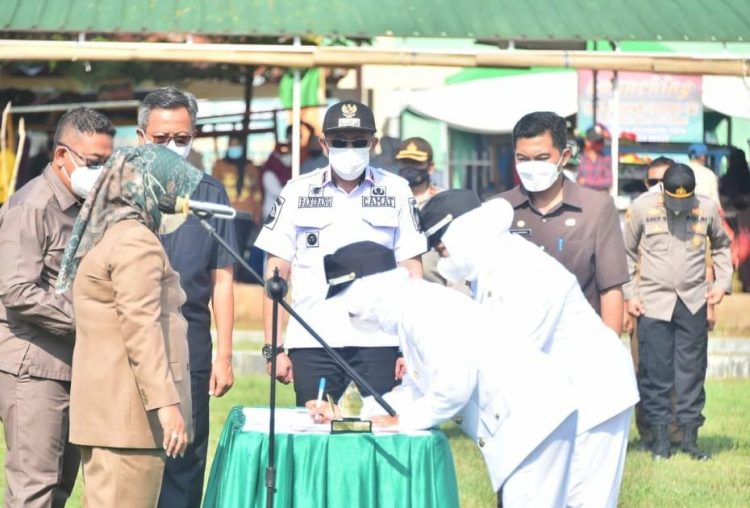 Bupati Bogor, Ade Yasin didampingi Wakilnya, Iwan Setiawan lantik dua Kepala Desa, Rabu (15/6).
