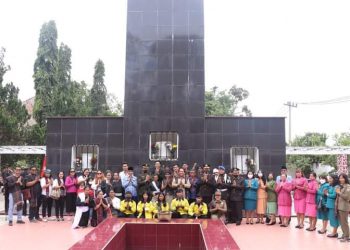 Pemerintah Kabupaten Toba bersama unsur Forum Komunikasi Pimpinan Daerah (Forkopimda) saat upacara ziarah nasional di Makam Sisingamangaraja XII di Soposurung, Desa Silalahi Pagar Batu, Kecamatan Balige, Kabupaten Toba - Sumatra Utara, Jumat (17/6).