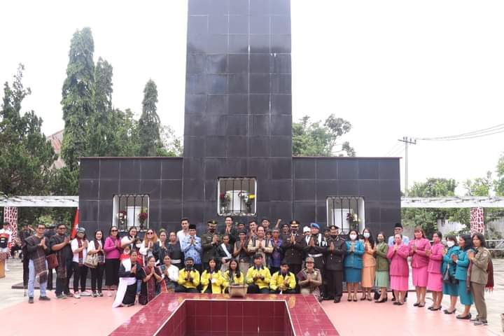 Pemerintah Kabupaten Toba bersama unsur Forum Komunikasi Pimpinan Daerah (Forkopimda) saat upacara ziarah nasional di Makam Sisingamangaraja XII di Soposurung, Desa Silalahi Pagar Batu, Kecamatan Balige, Kabupaten Toba - Sumatra Utara, Jumat (17/6).