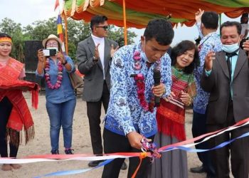 Pj. Sekretaris Daerah Kabupaten Toba, Drs. Augus Sitorus saat meresmikan wisata di Desa Sibuntuon, Kecamatan Uluan, Jumat (17/6).