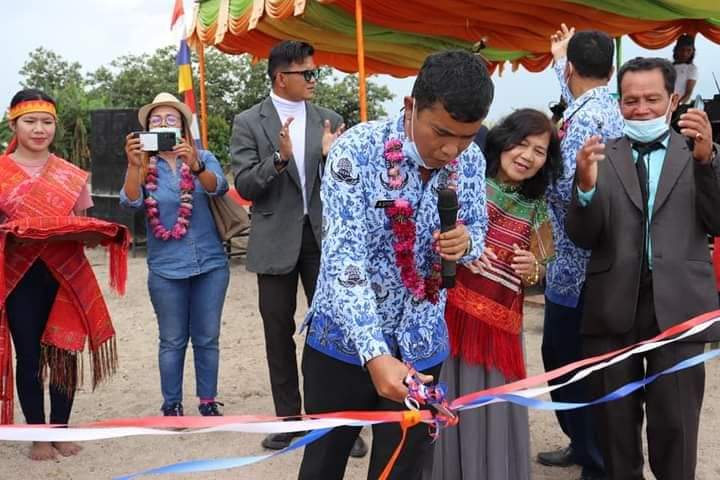 Pj. Sekretaris Daerah Kabupaten Toba, Drs. Augus Sitorus saat meresmikan wisata di Desa Sibuntuon, Kecamatan Uluan, Jumat (17/6).