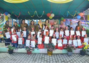 Bunda PAUD Dairi, Ny. Rommi Mariani Eddy Berutu saat melepas 158 murid TK Negeri Pembina Sidikalang, Sabtu (18/6).