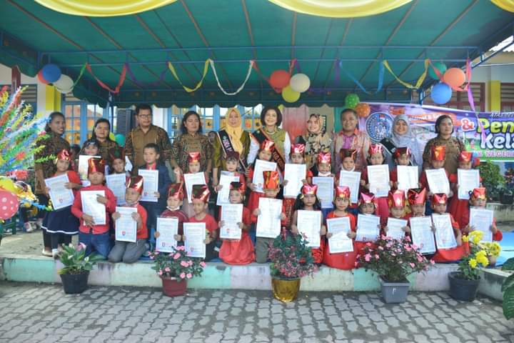 Bunda PAUD Dairi, Ny. Rommi Mariani Eddy Berutu saat melepas 158 murid TK Negeri Pembina Sidikalang, Sabtu (18/6).