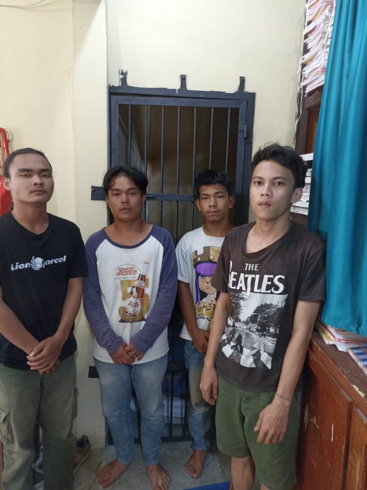 Tersangka saat diamankan di Polres Taput, Jumat (17/6).