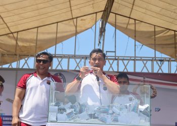 Kapolresta Deliserdang, Kombes. Pol. Irsan Sinuhaji SIk saat pengambilan kupon lucky draw fun bike dalam peringati hari Bhayangkara dan sekaligua peringatan HUT Kabupaten Deliserdang, Minggu (19/6).