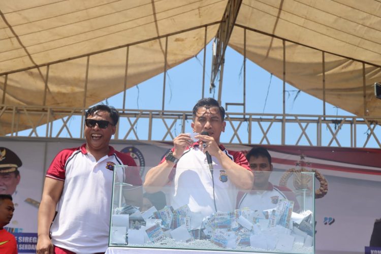 Kapolresta Deliserdang, Kombes. Pol. Irsan Sinuhaji SIk saat pengambilan kupon lucky draw fun bike dalam peringati hari Bhayangkara dan sekaligua peringatan HUT Kabupaten Deliserdang, Minggu (19/6).