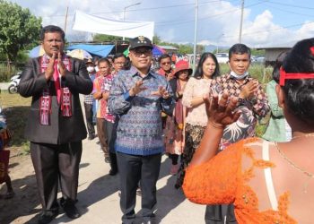 Bupati Toba, Poltak Sitorus saat buka pagelaran seni dan budaya di Pantai Lumban Binanga - Toba, Minggu (19/6).