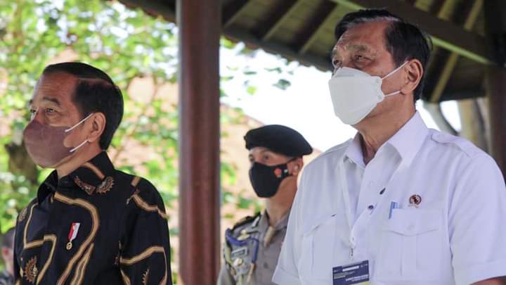 Luhut Binsar Pandjaitan saat mendapingi Presiden RI Joko Widodo, Selasa (21/6).