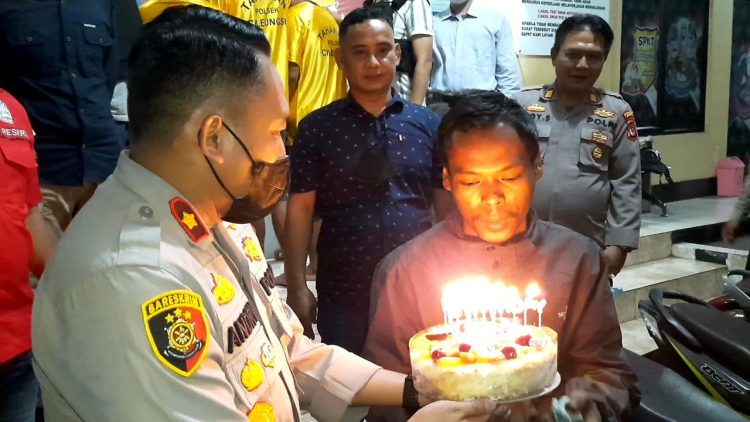 Kapolsek Cileungsi, Andry Fran Ferdyawab saat membawa kue ultah bagi korban curanmor, Rabu (15/6).