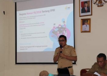 Bappeda Kabupaten Dairi saat menyelenggarakan rapat pemantauan dan evaluasi implementasi Sistem Pemerintah Berbasis Elektronik (SPBE), Senin (20/6).